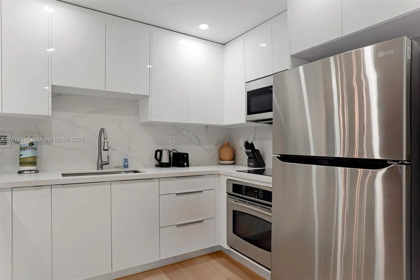 2301 Collins Ave, #1135