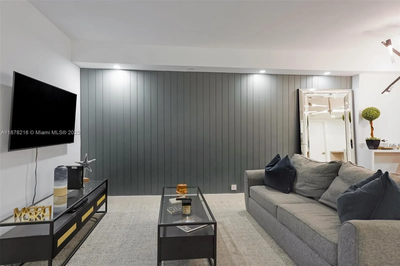 2301 Collins Ave, #1135