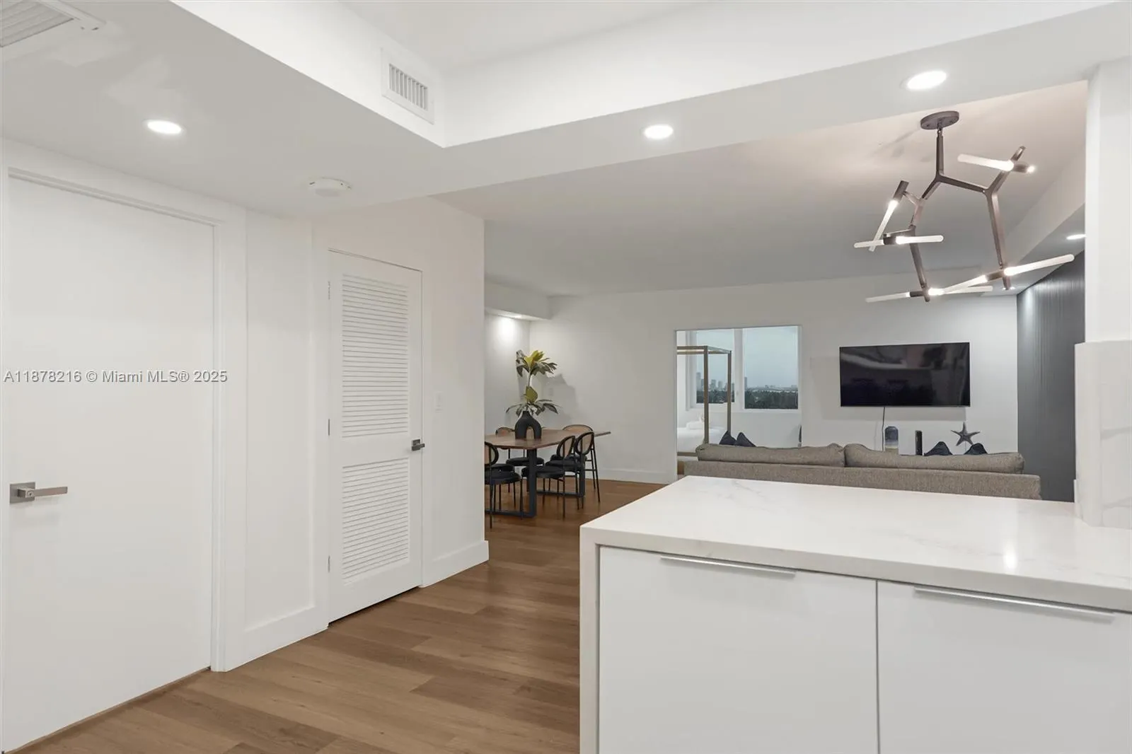 2301 Collins Ave, #1135