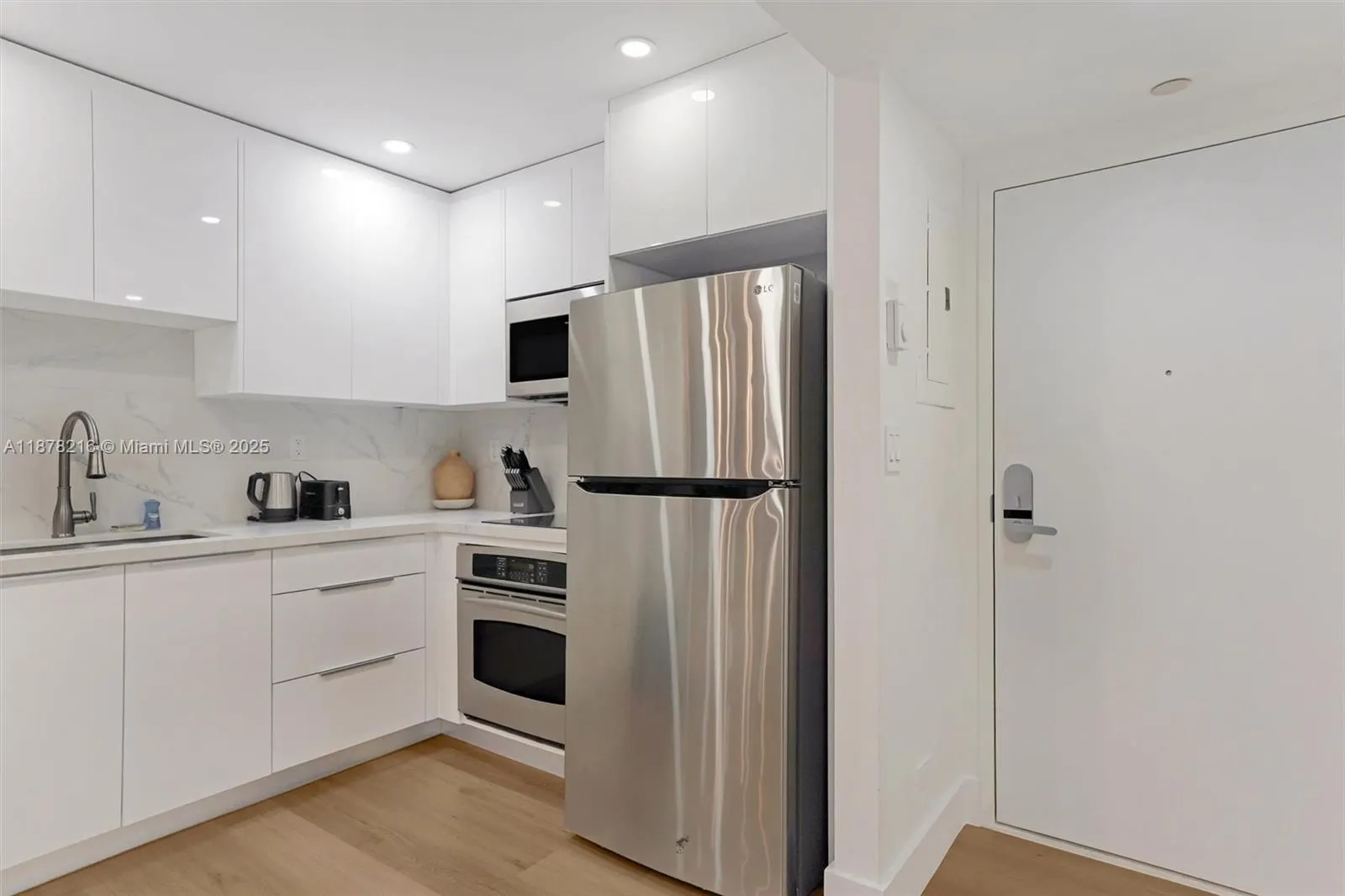 2301 Collins Ave, #1135