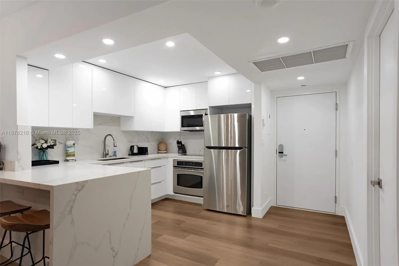 2301 Collins Ave, #1135