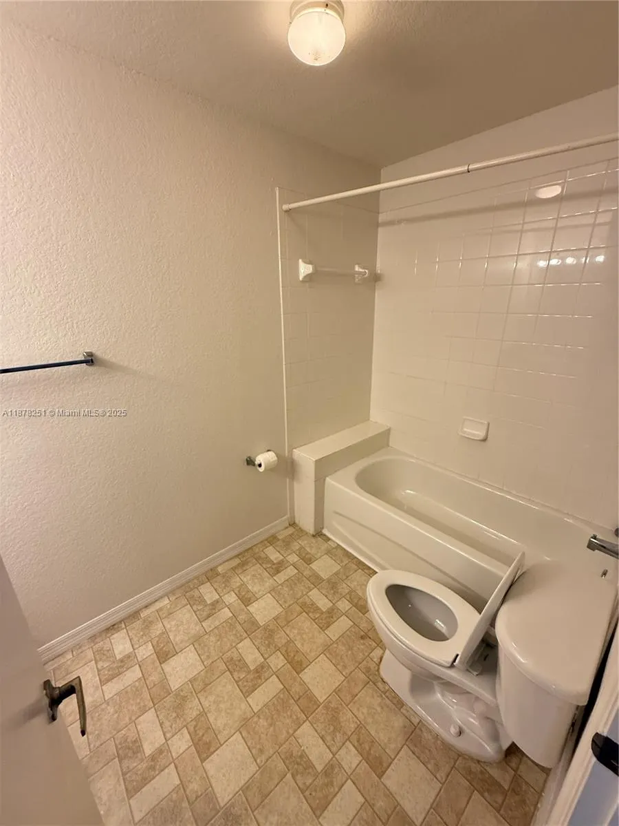2082 NE 167th St, #2-104