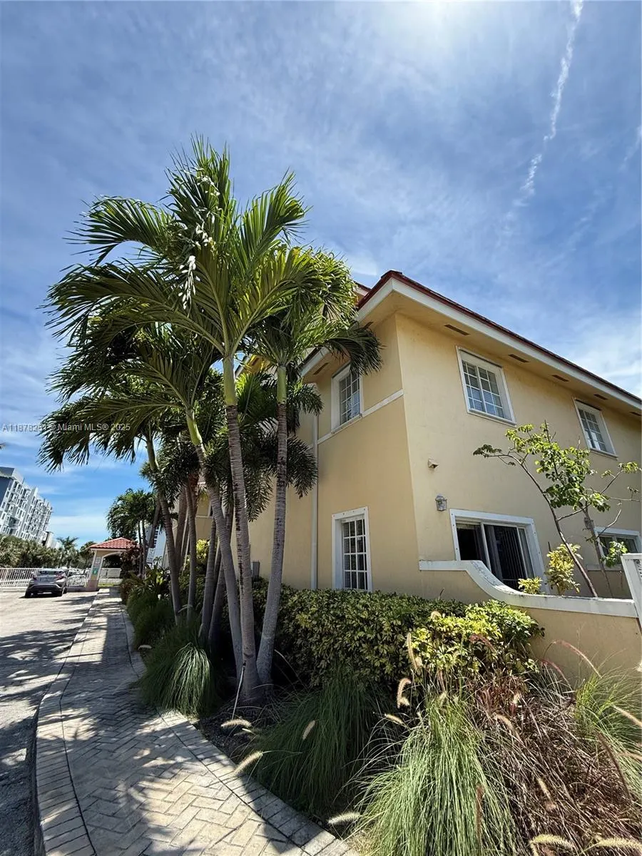 2082 NE 167th St, #2-104