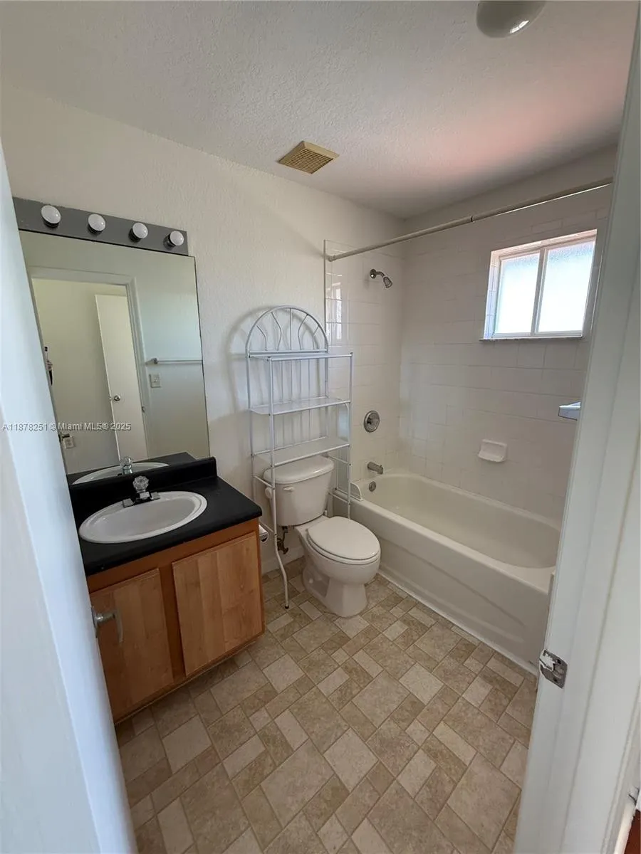 2082 NE 167th St, #2-104