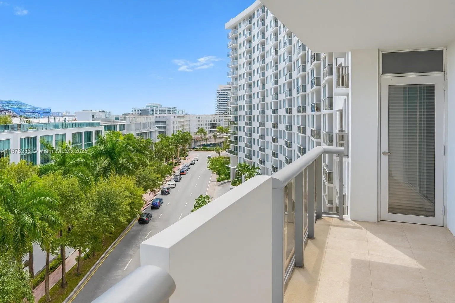 6039 Collins Ave, #828