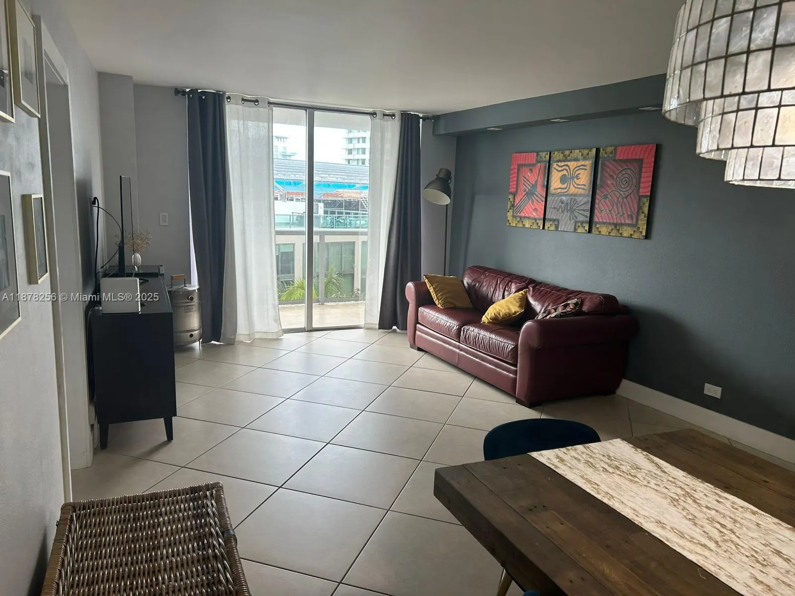 6039 Collins Ave, #828