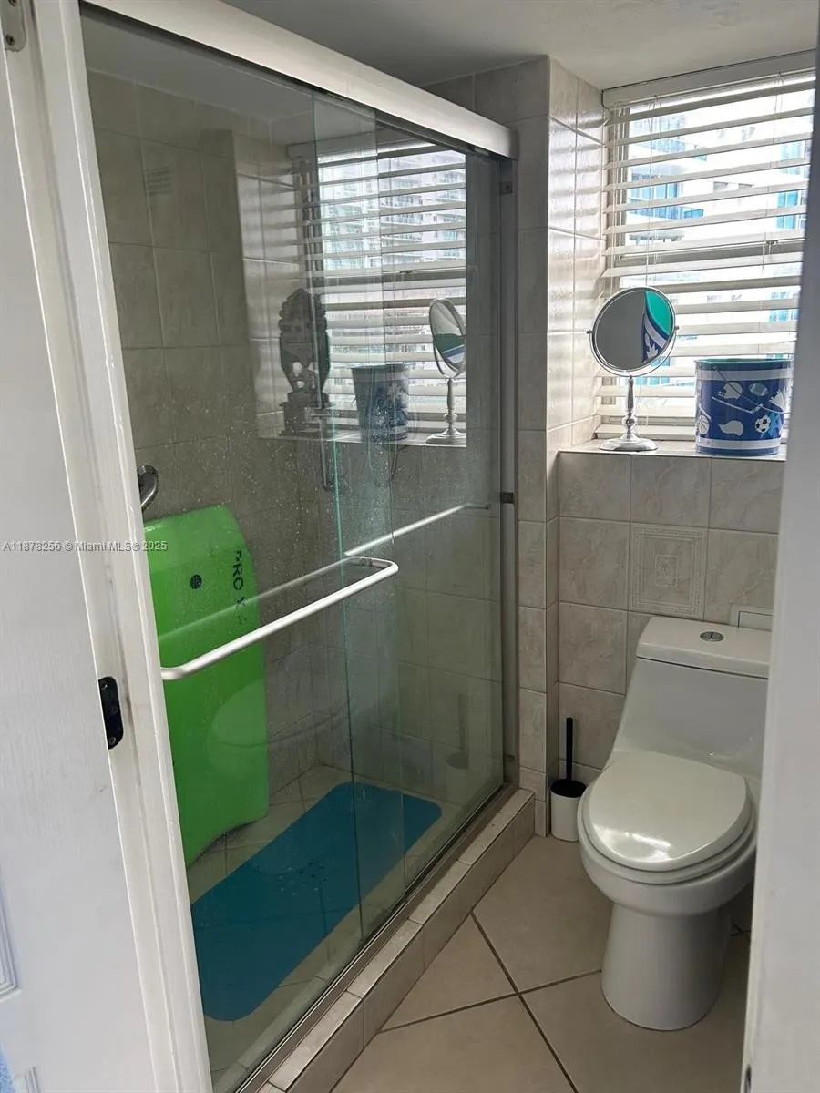 6039 Collins Ave, #828