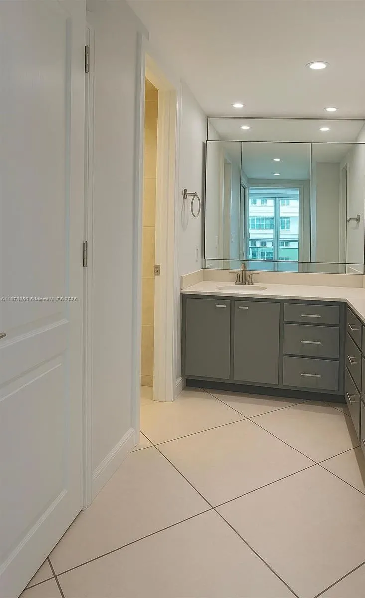 6039 Collins Ave, #828