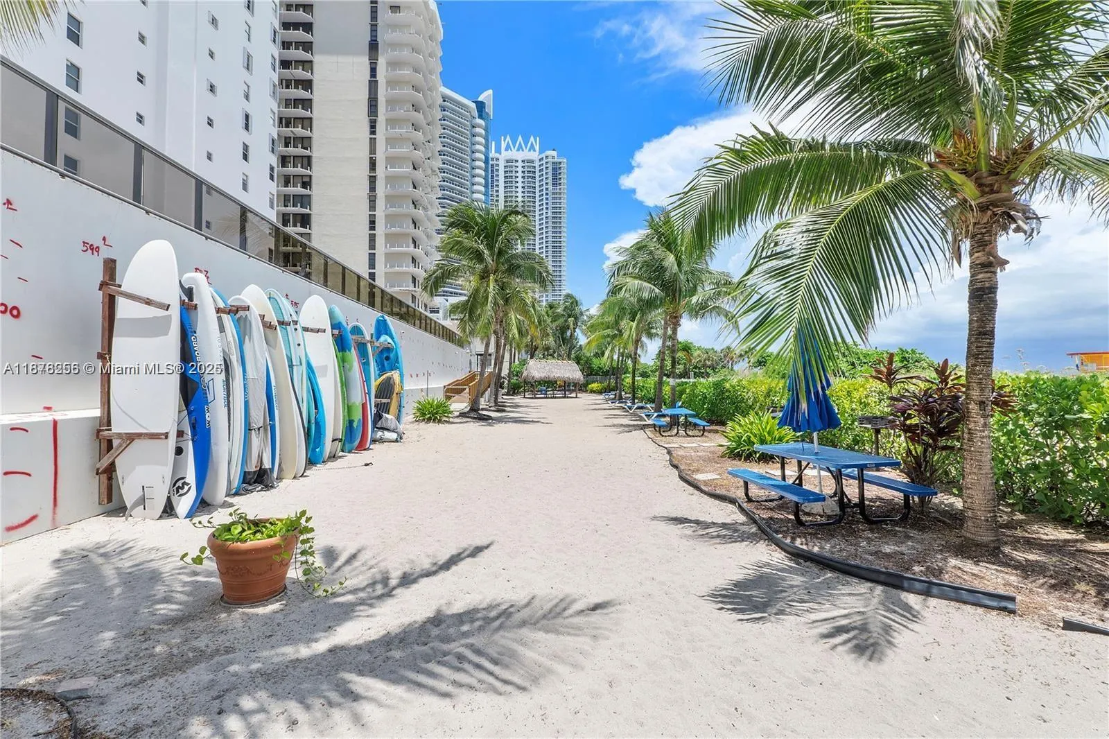 6039 Collins Ave, #828
