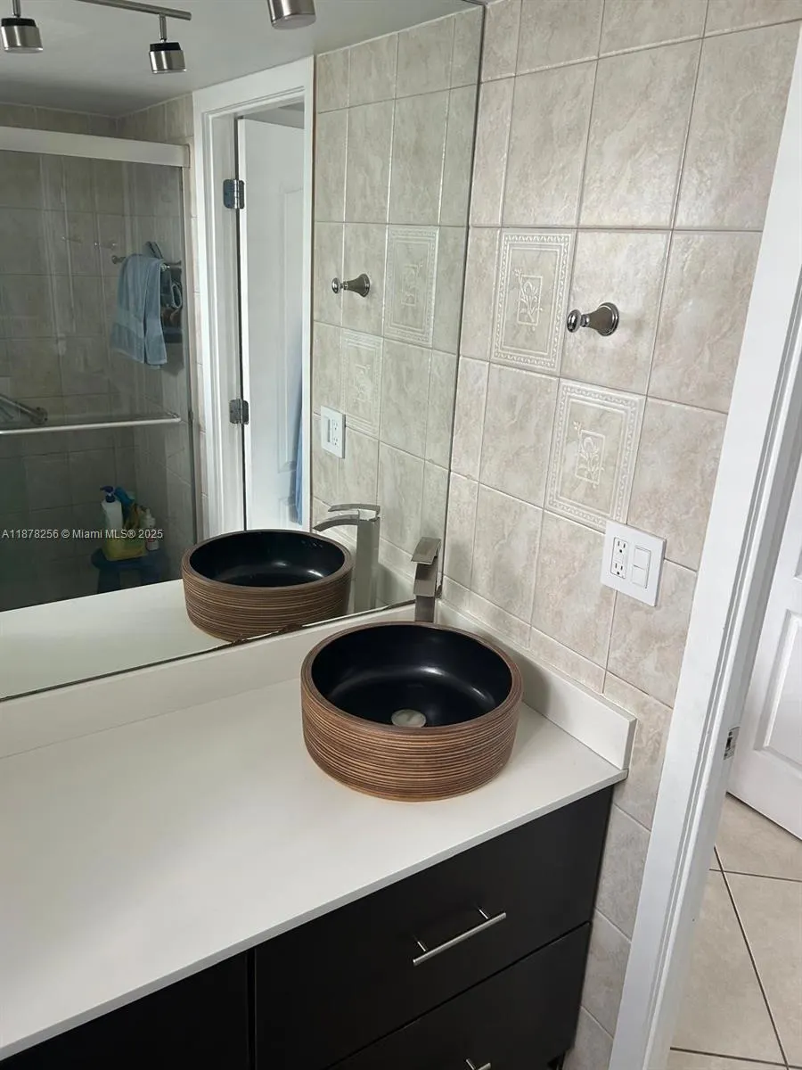 6039 Collins Ave, #828