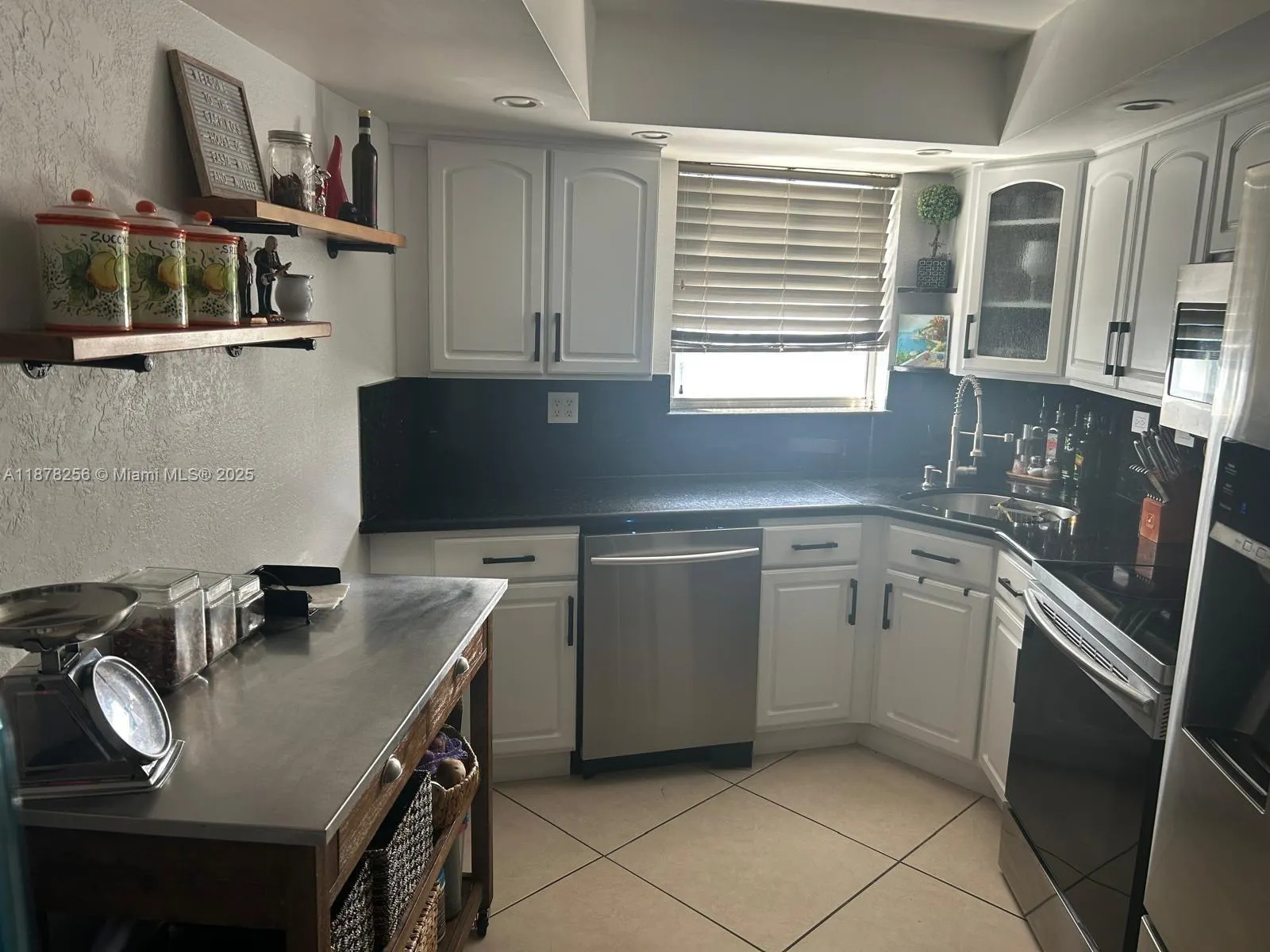 6039 Collins Ave, #828