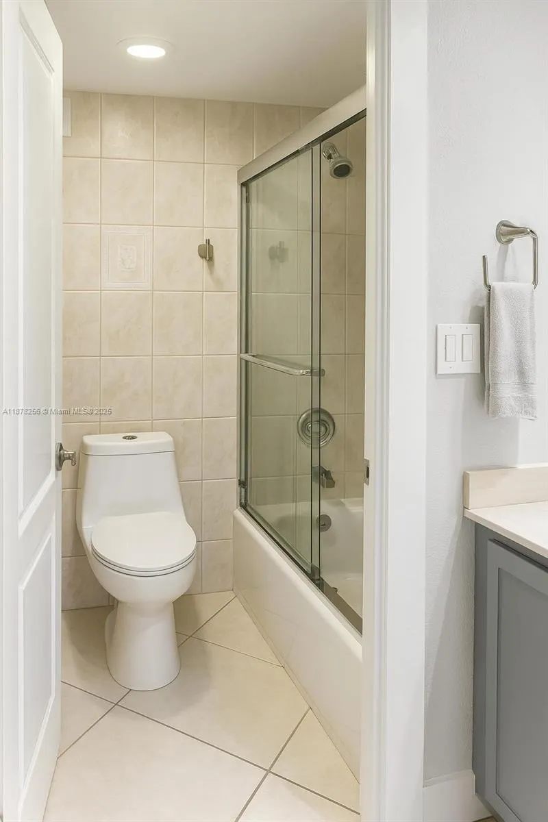 6039 Collins Ave, #828