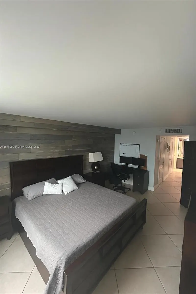 6039 Collins Ave, #828
