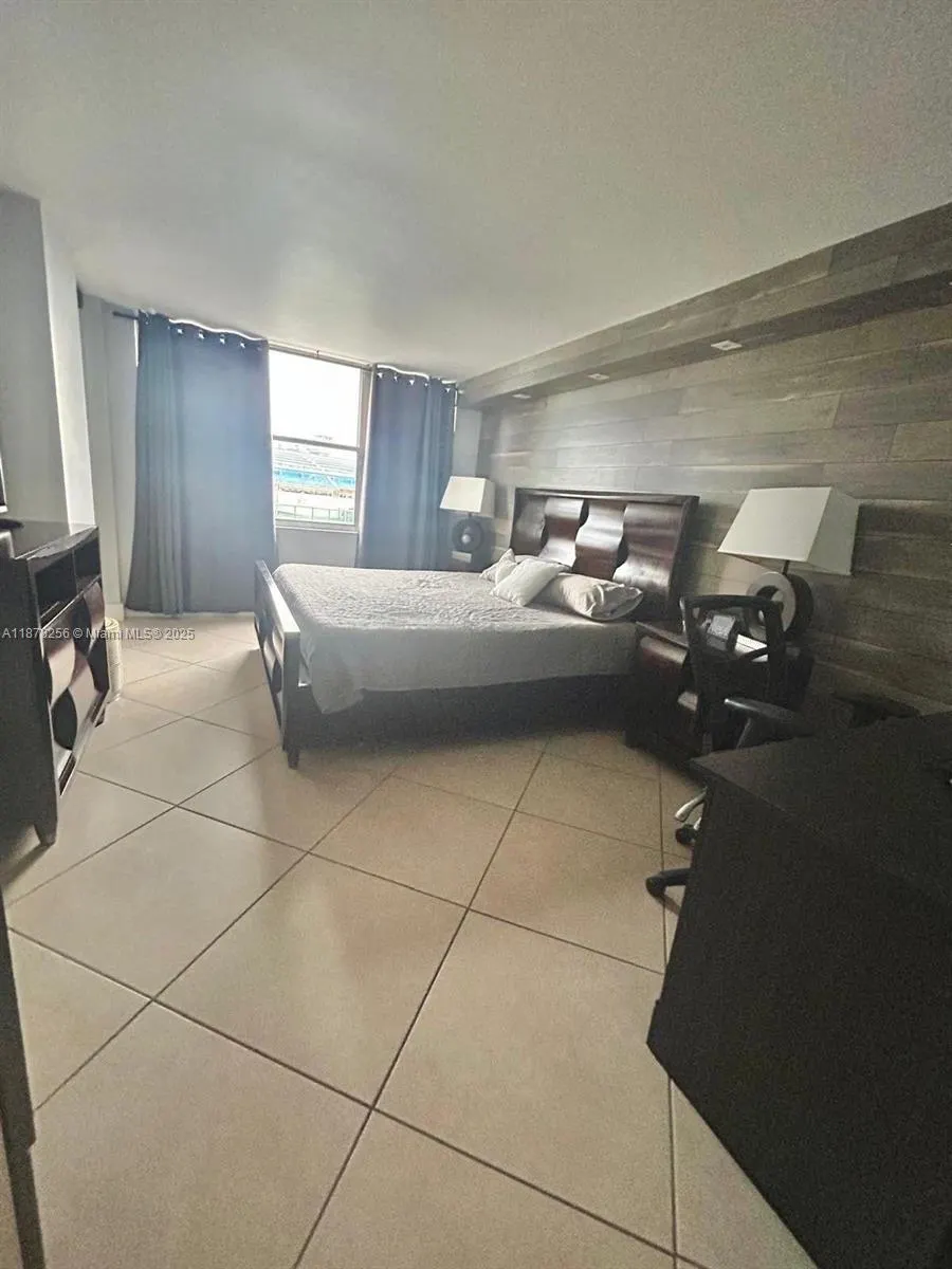 6039 Collins Ave, #828