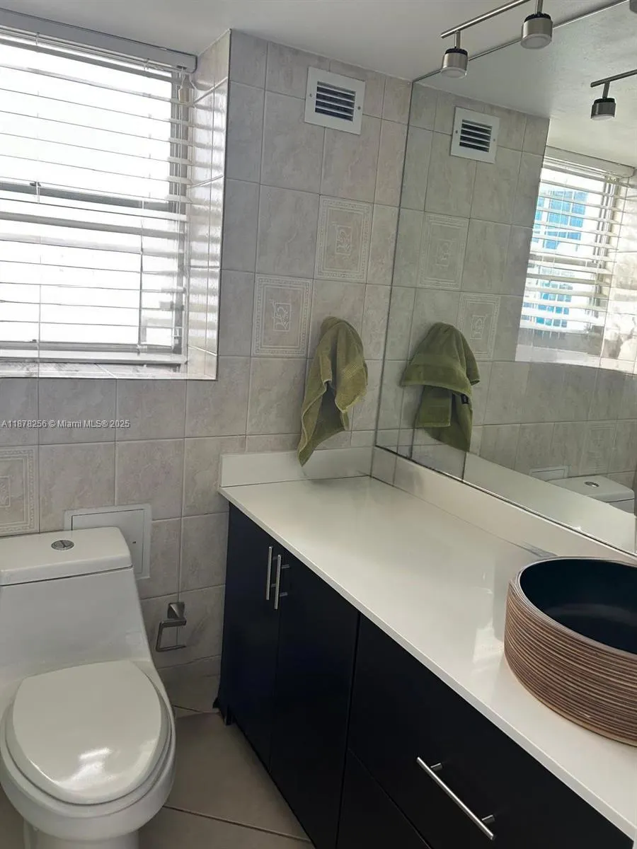 6039 Collins Ave, #828
