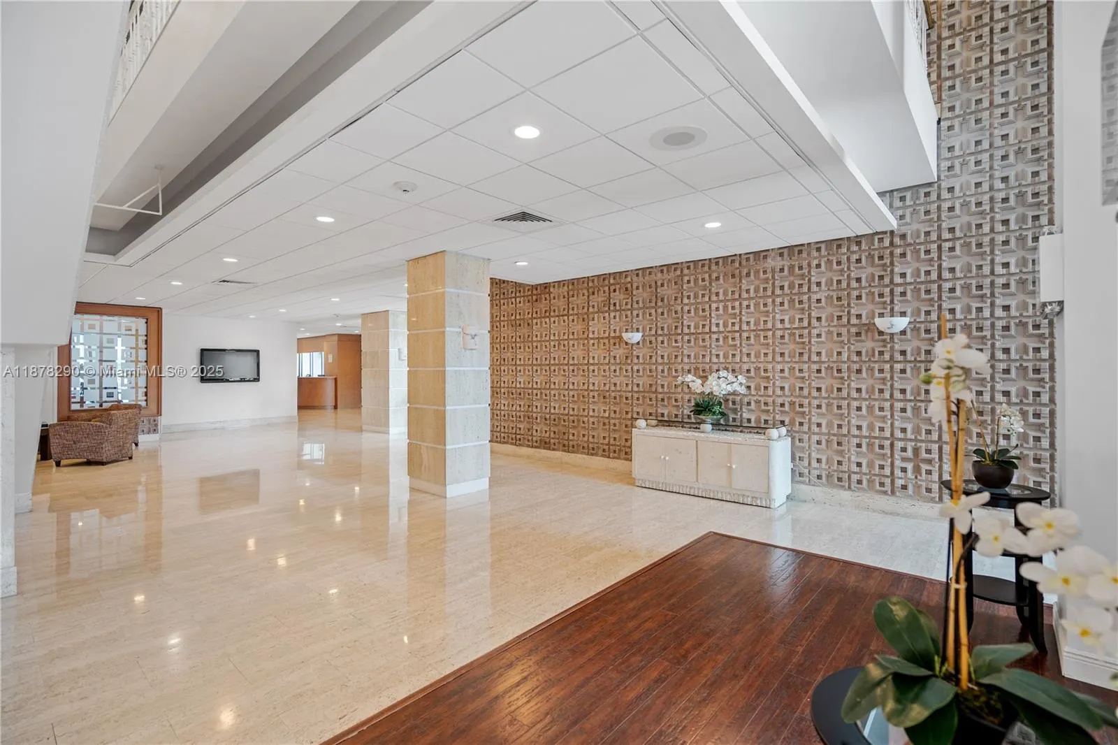 2899 Collins Ave, #1021