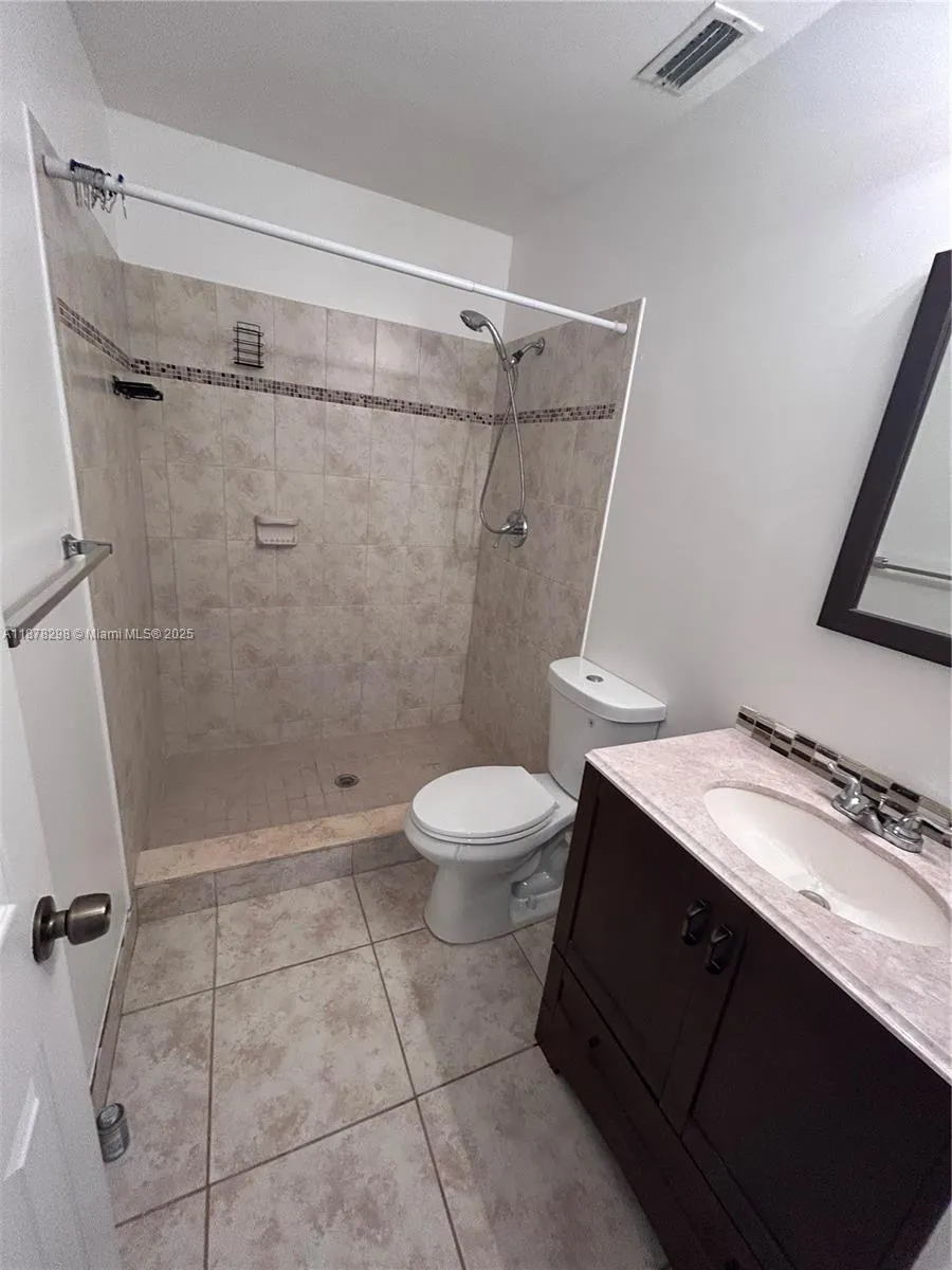 6040 Shakerwood Cir, #203