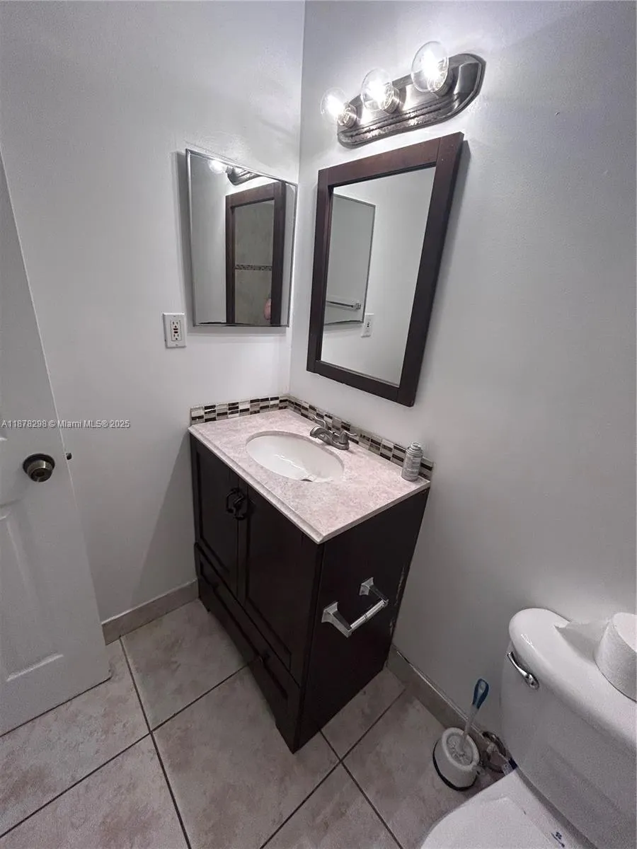 6040 Shakerwood Cir, #203