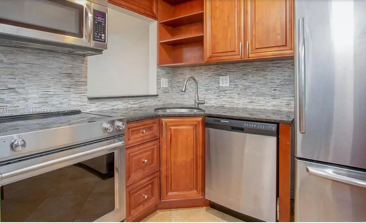 633 NE 2nd Ave, #8