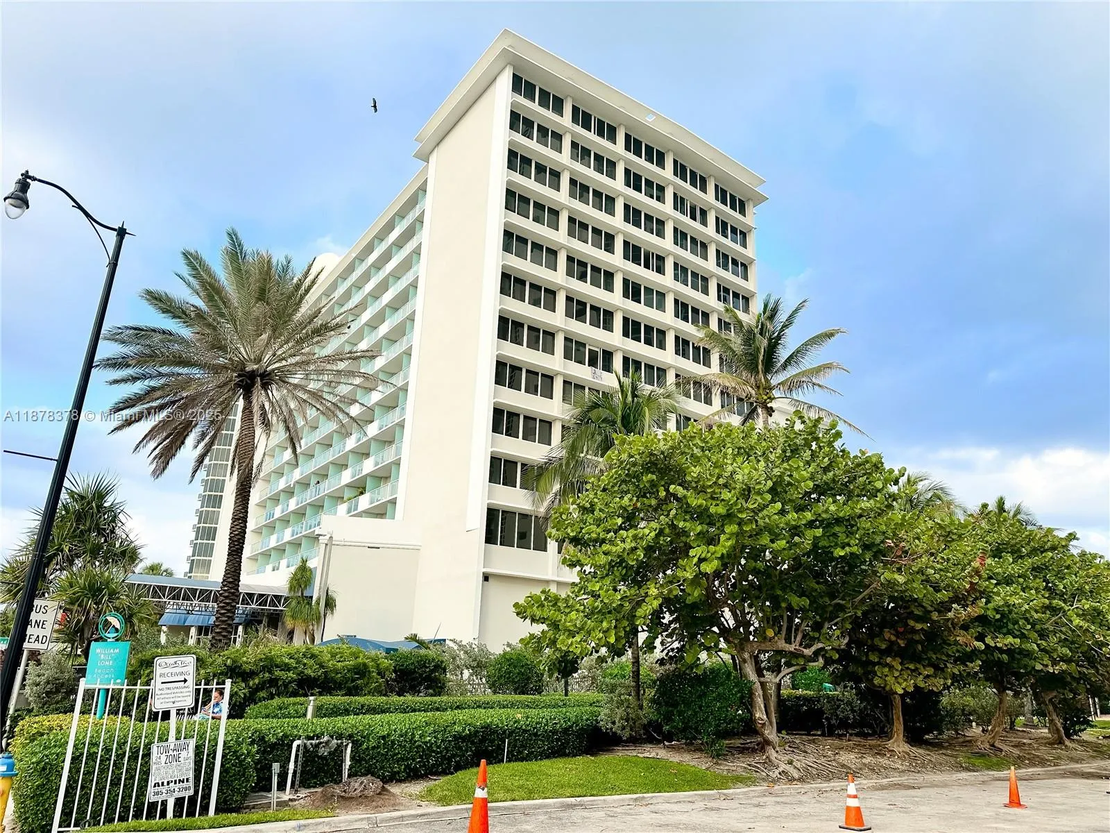 19201 Collins Ave, #707