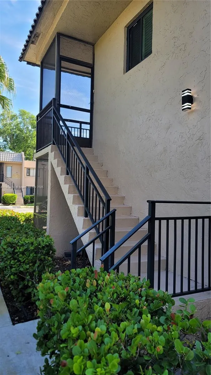 330 Racquet Club Rd, #204
