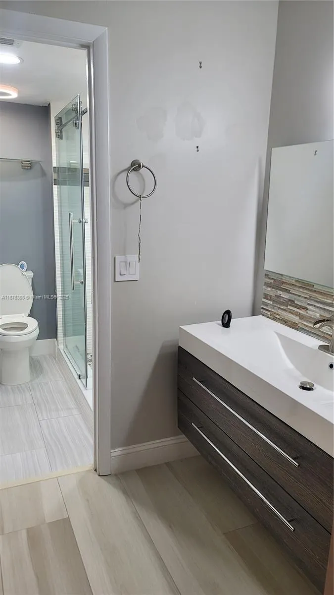 330 Racquet Club Rd, #204