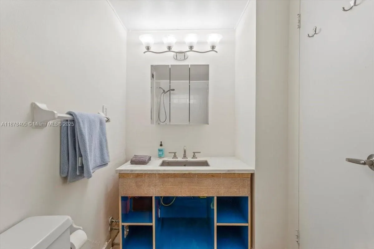 2899 Collins Ave, #1104