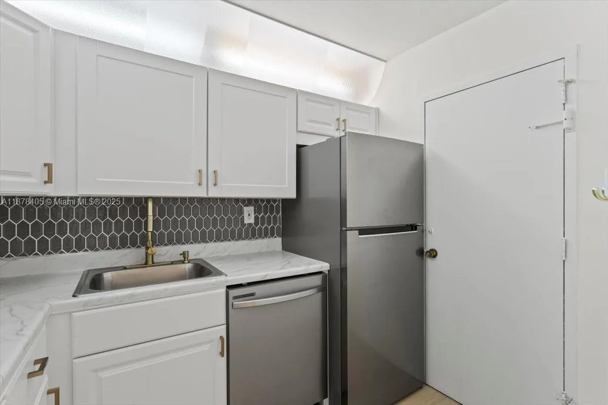 2899 Collins Ave, #1104