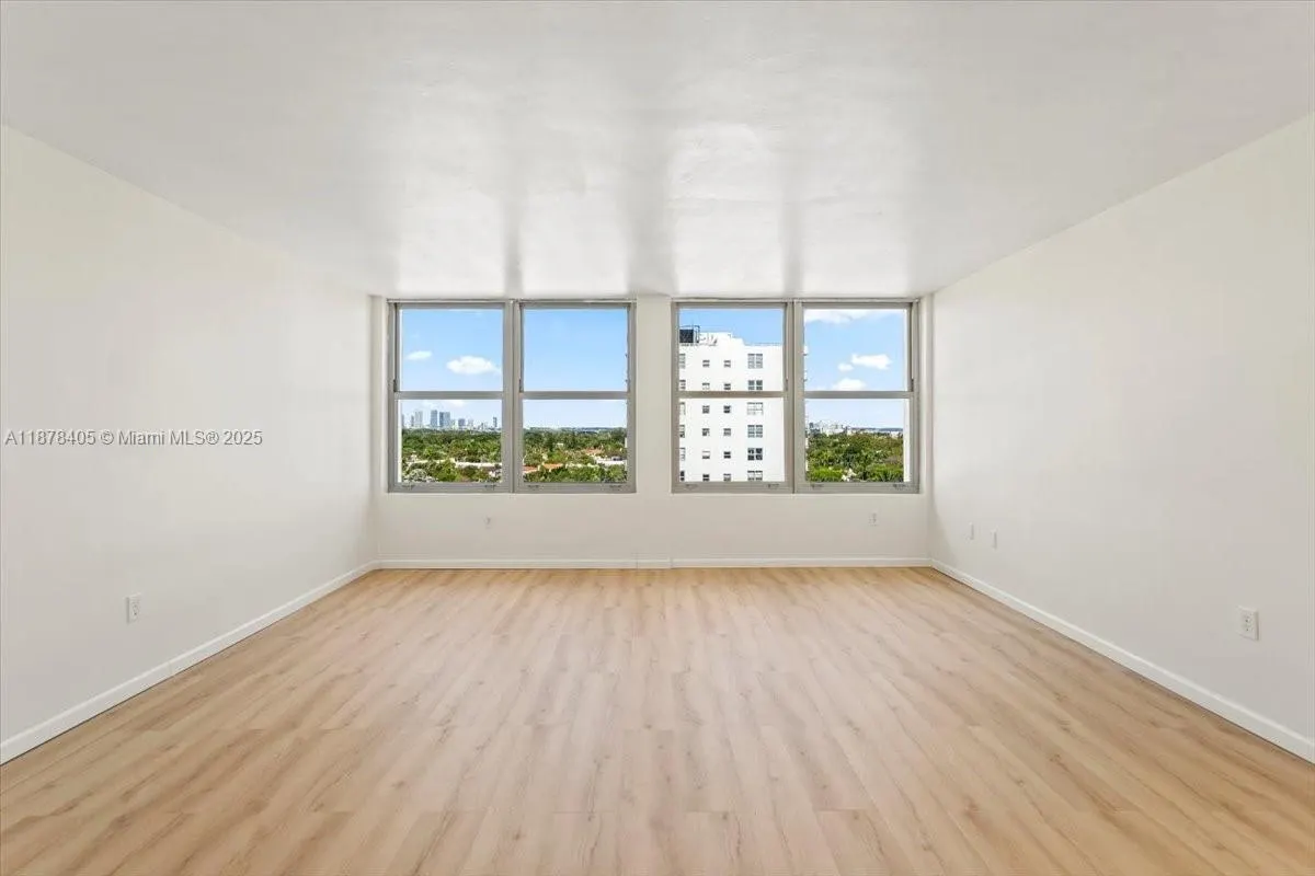 2899 Collins Ave, #1104