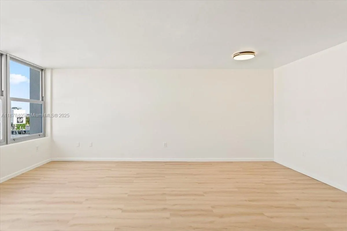 2899 Collins Ave, #1104