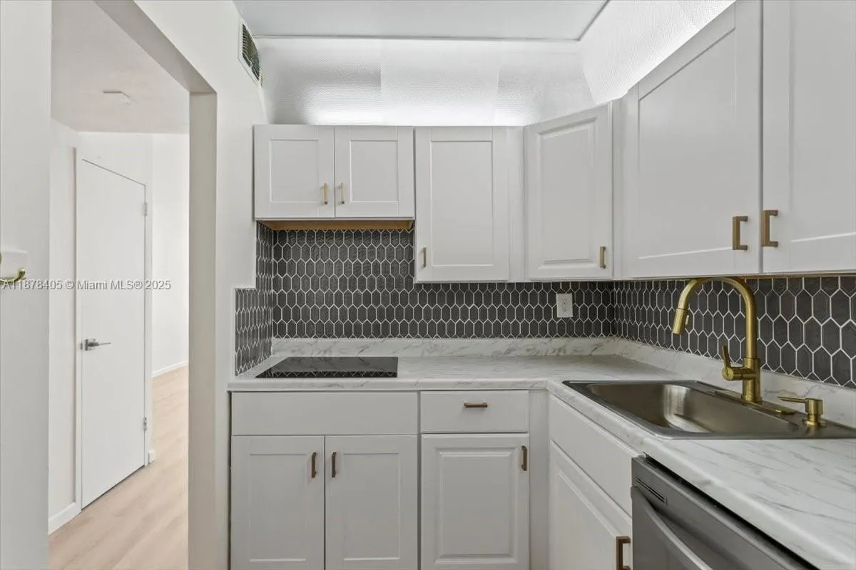2899 Collins Ave, #1104
