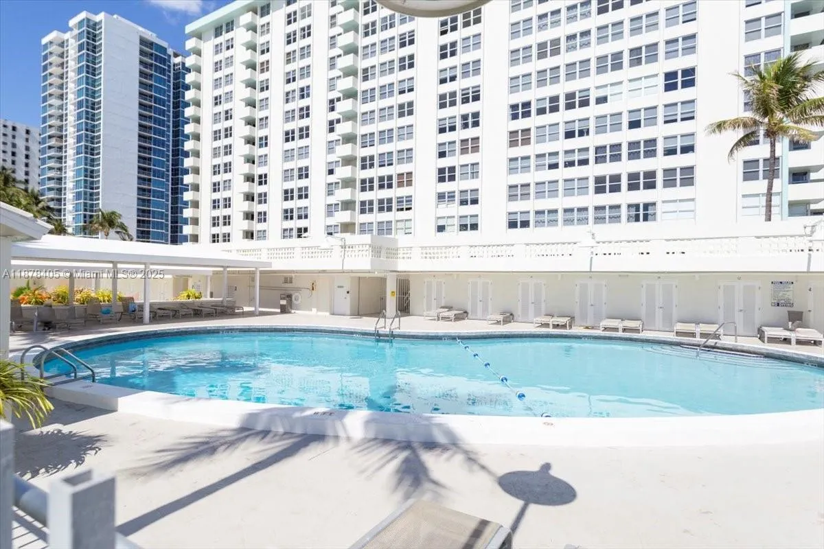 2899 Collins Ave, #1104