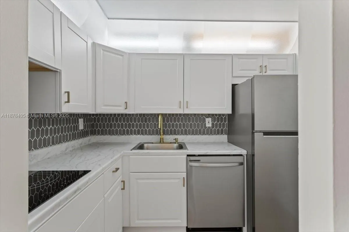 2899 Collins Ave, #1104