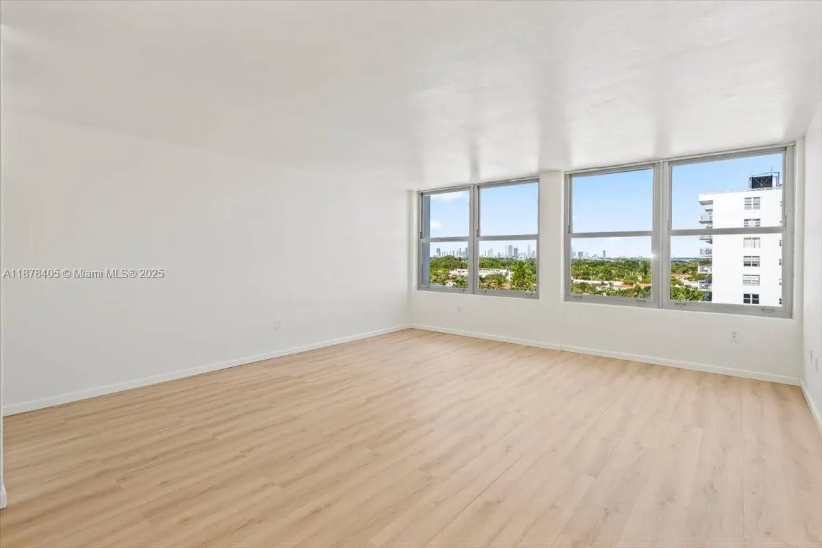 2899 Collins Ave, #1104