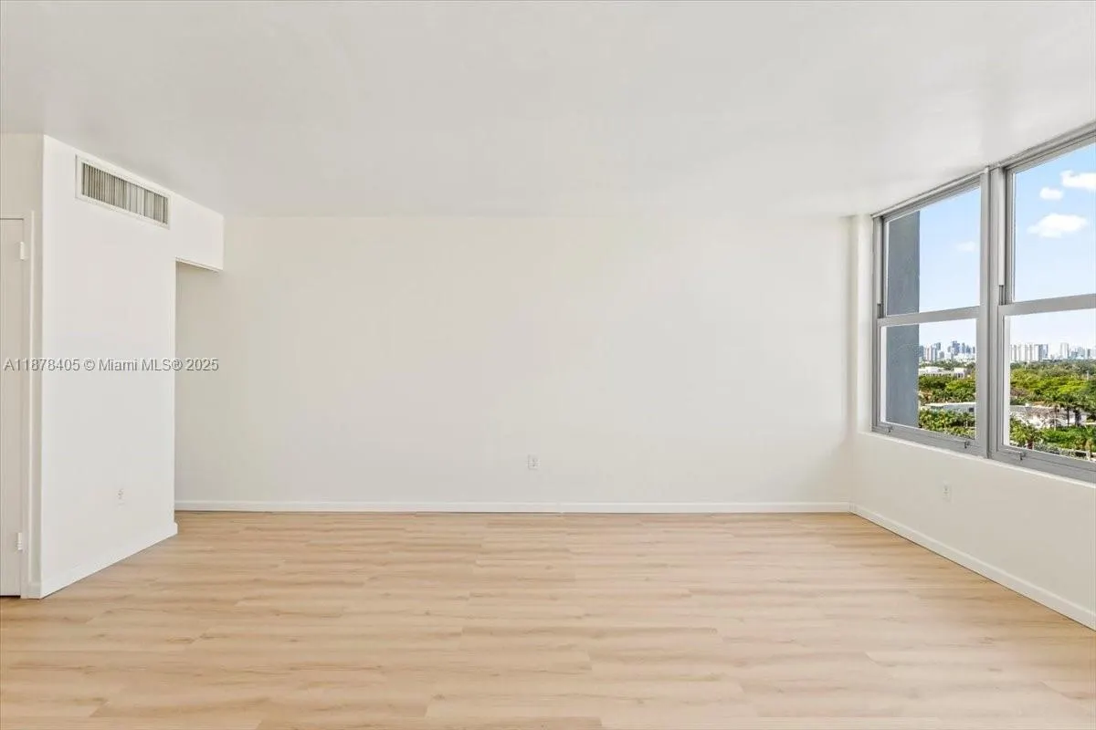 2899 Collins Ave, #1104