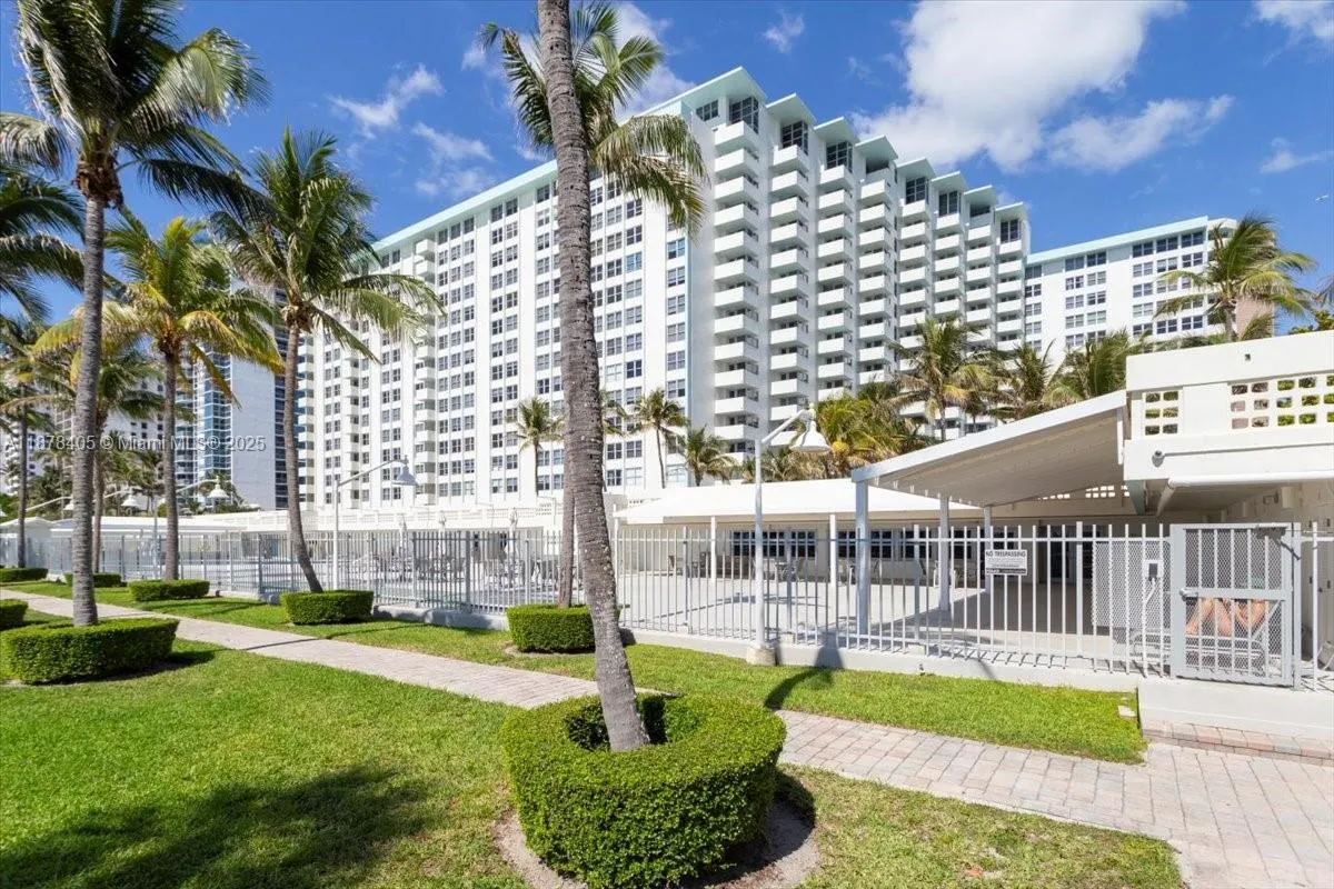 2899 Collins Ave, #1104