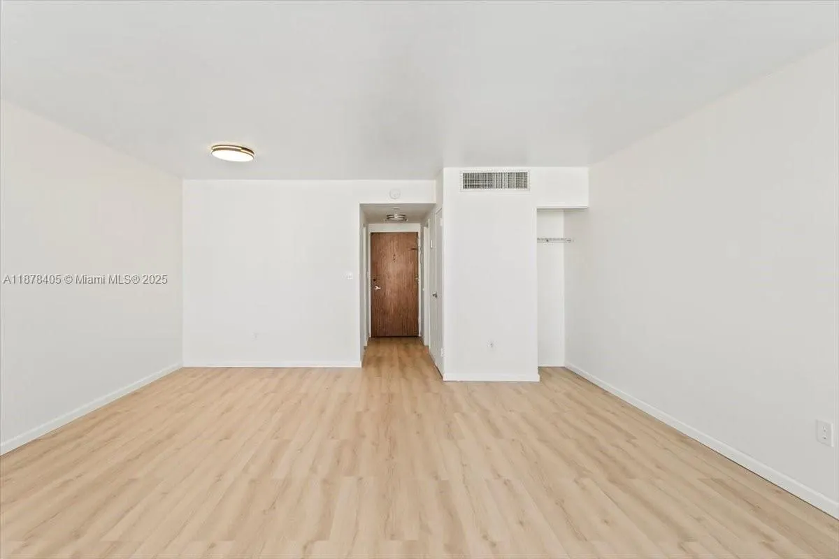 2899 Collins Ave, #1104