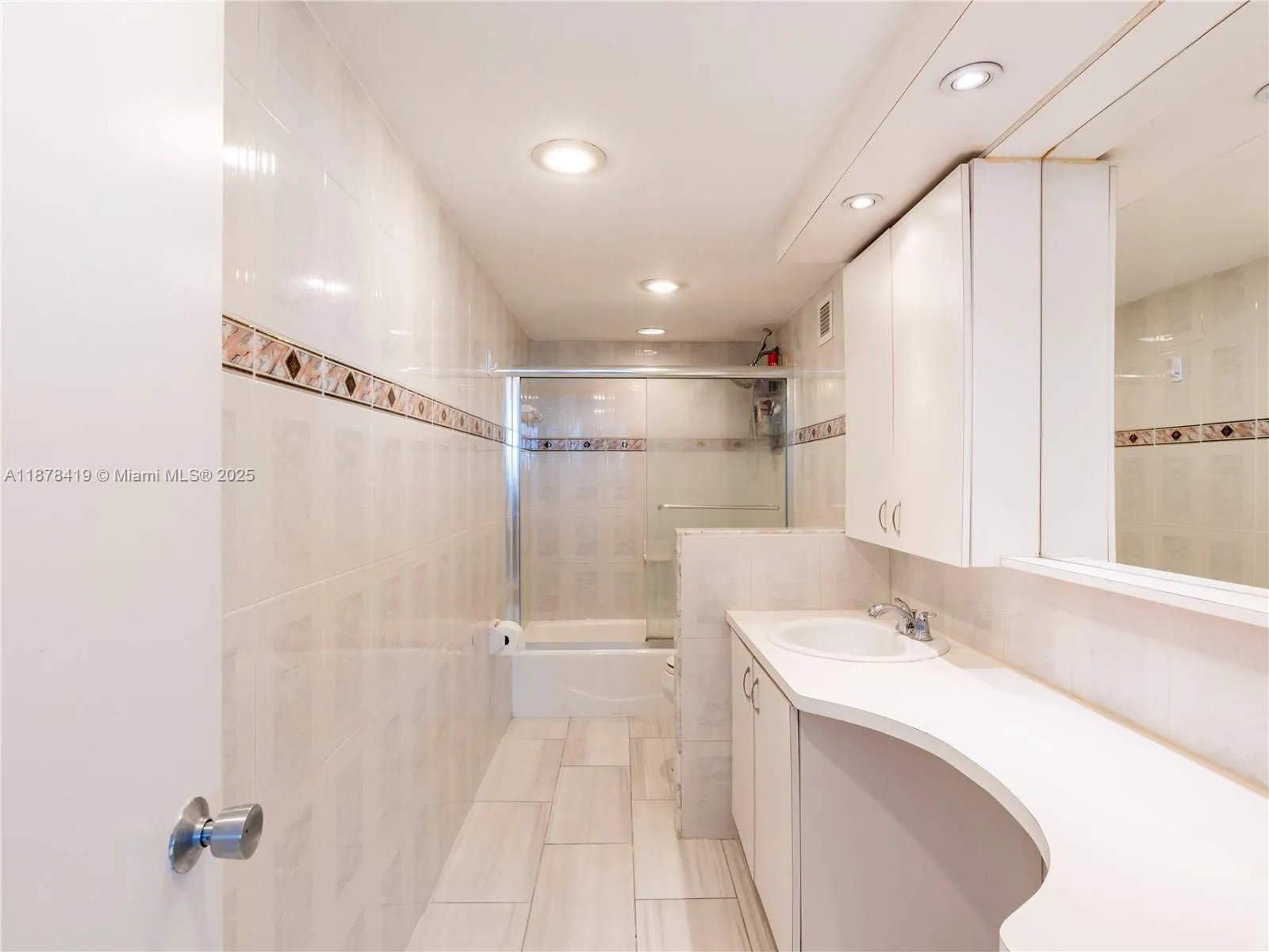 5005 Collins Ave, #1105