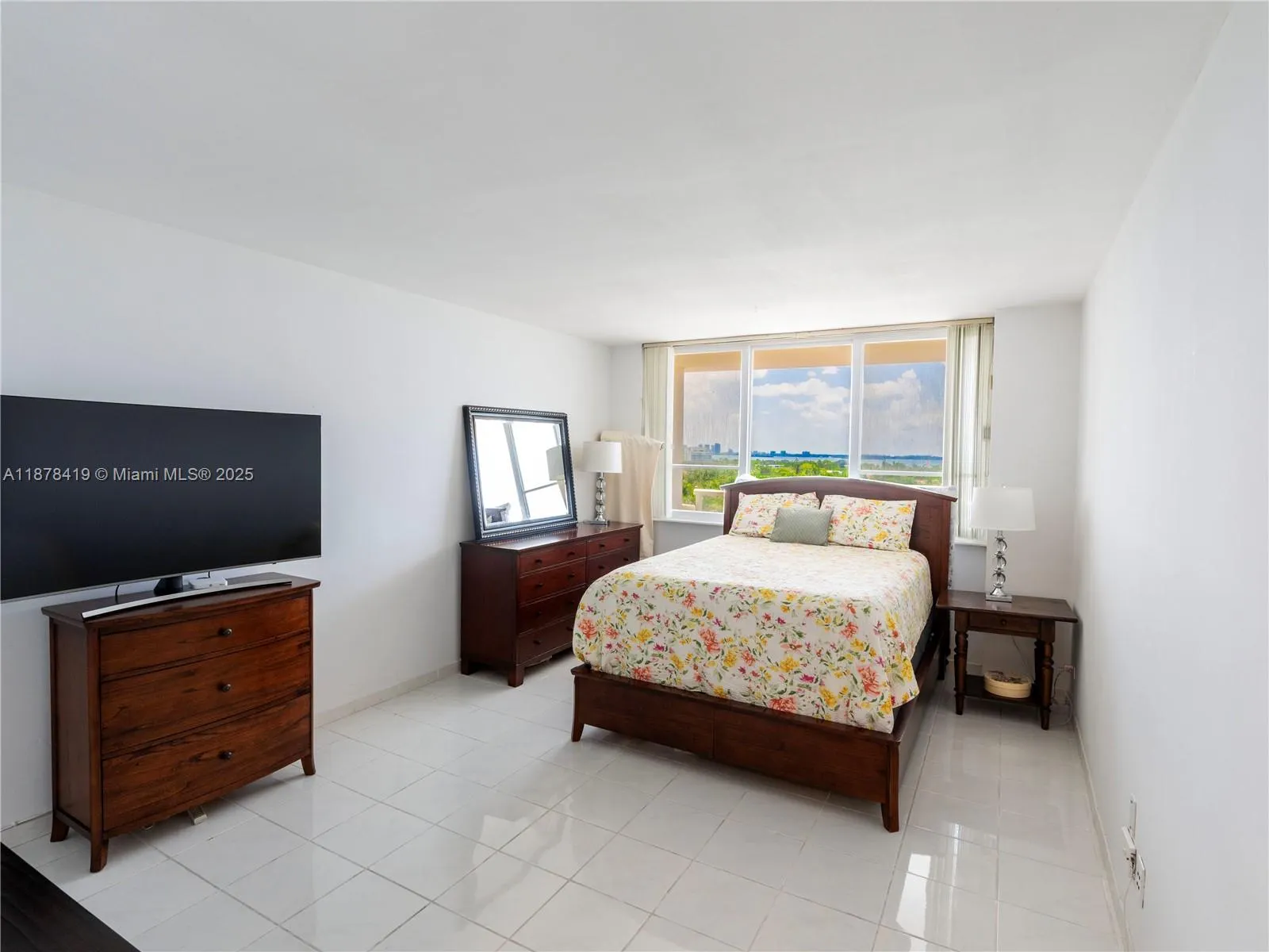 5005 Collins Ave, #1105