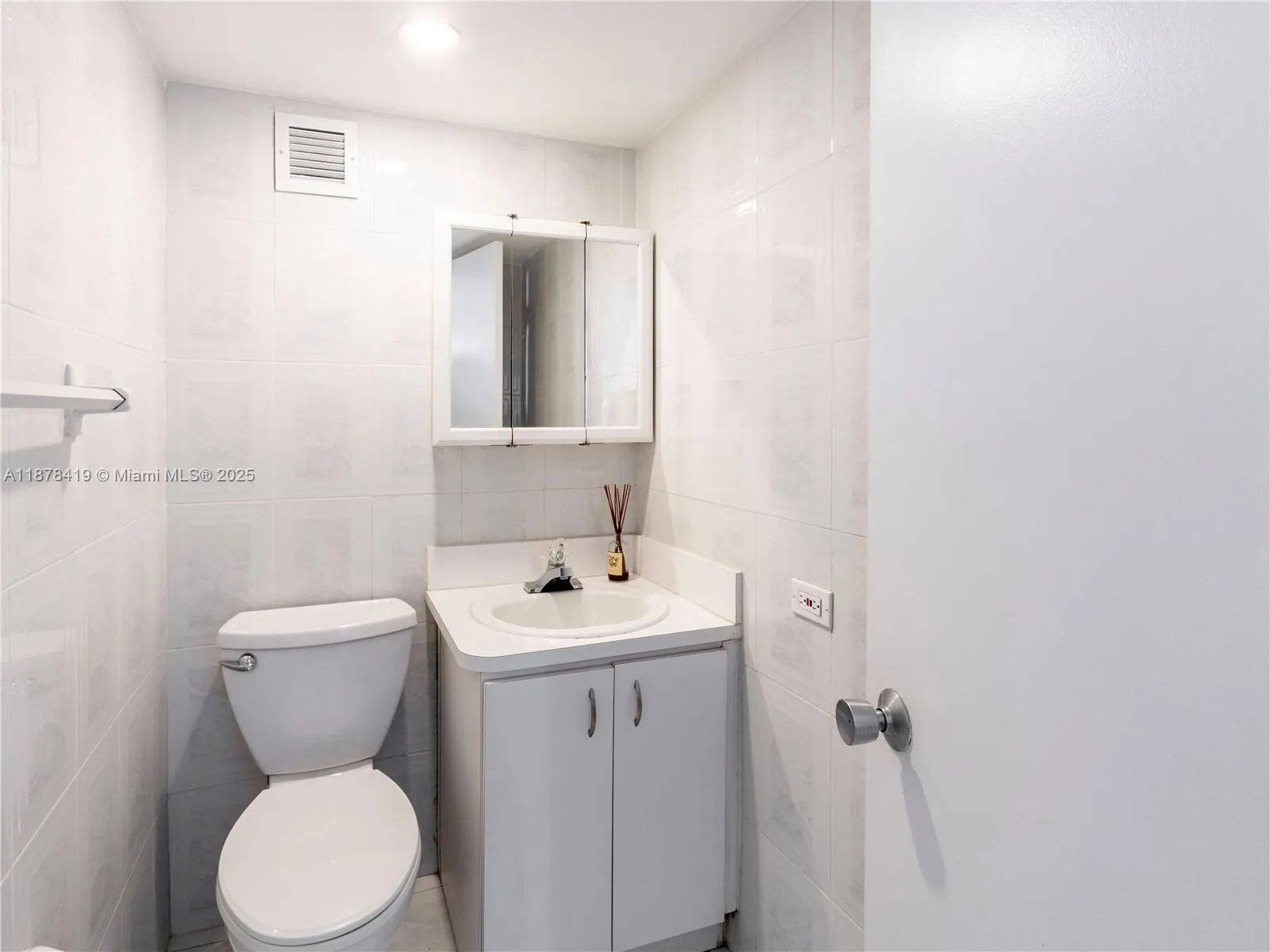 5005 Collins Ave, #1105