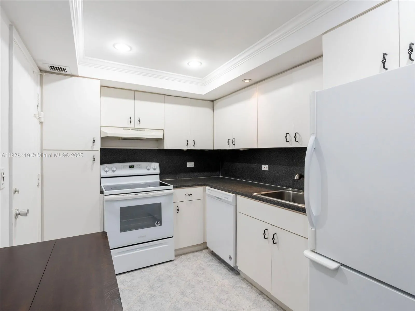 5005 Collins Ave, #1105