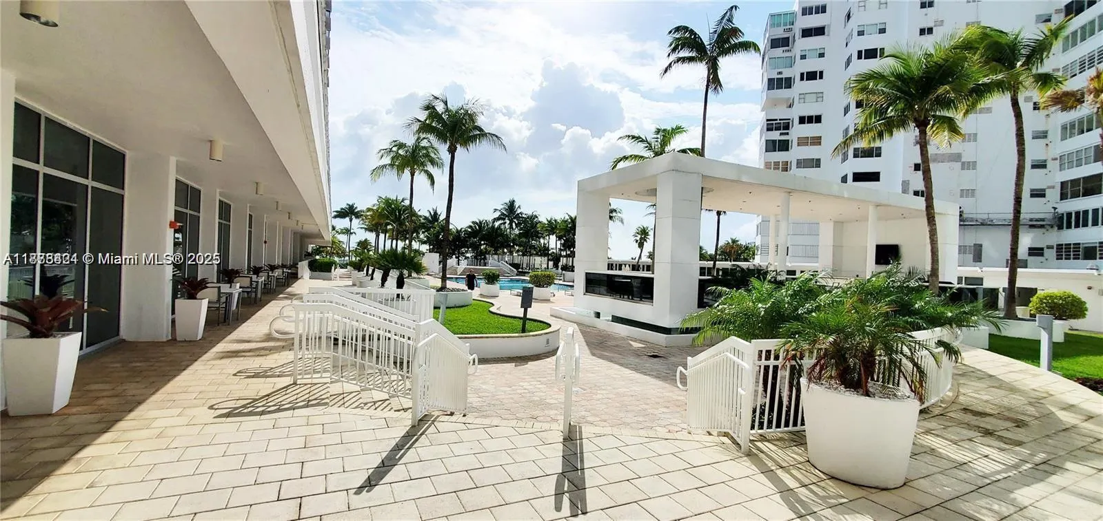 10275 Collins Ave, #323