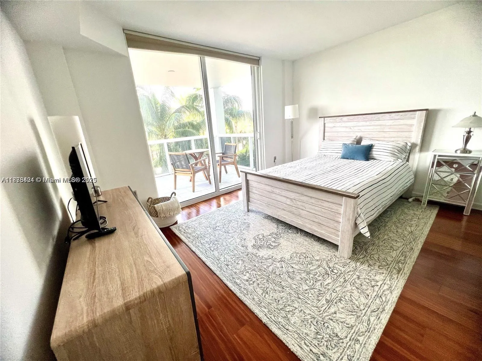 10275 Collins Ave, #323