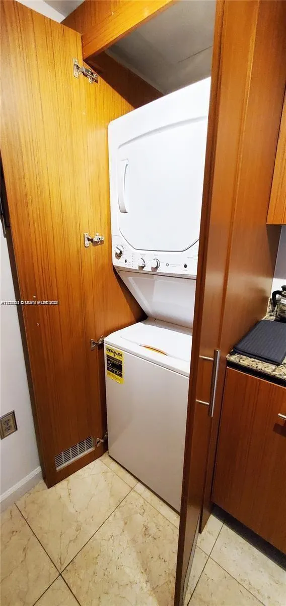 10275 Collins Ave, #323