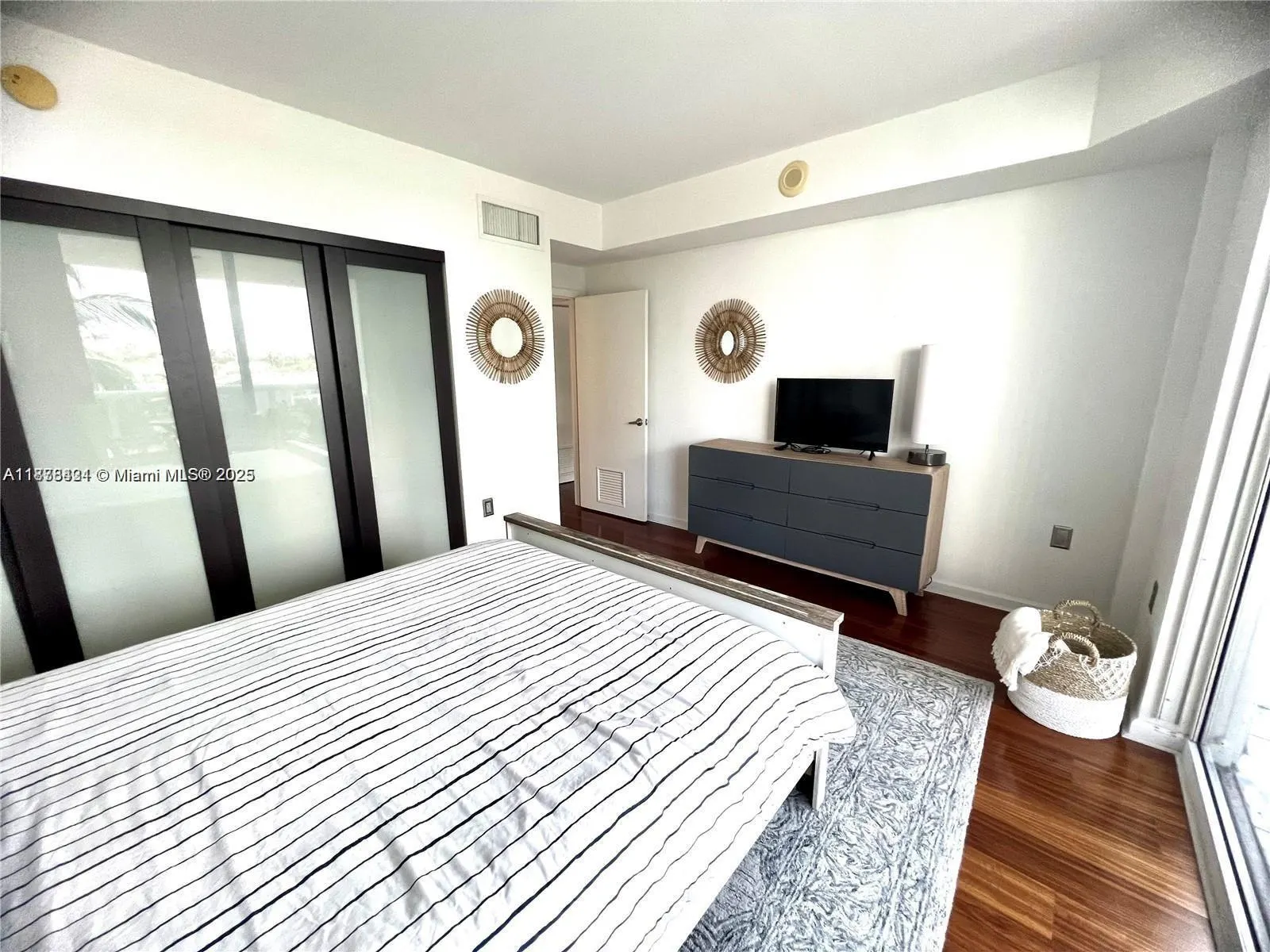 10275 Collins Ave, #323