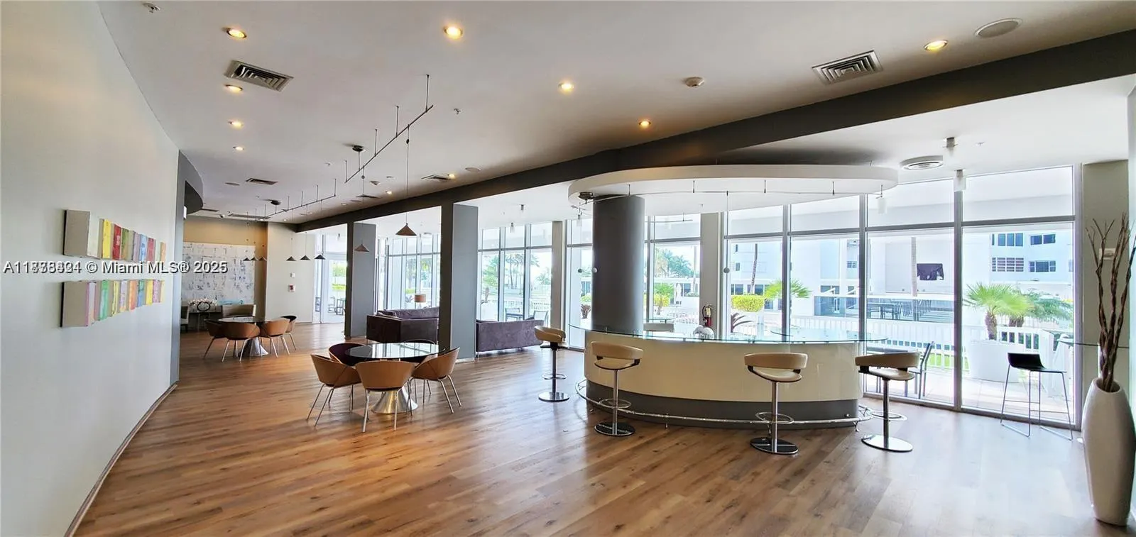 10275 Collins Ave, #323