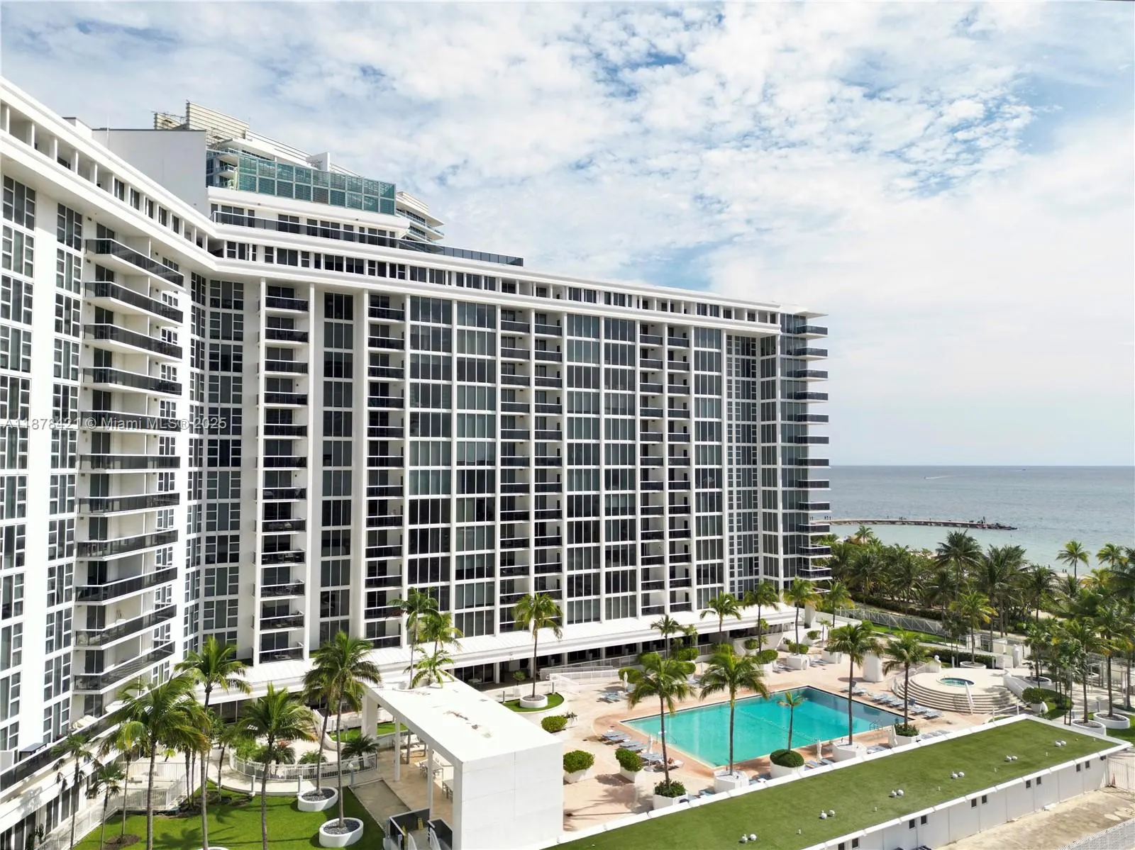 10275 Collins Ave, #323