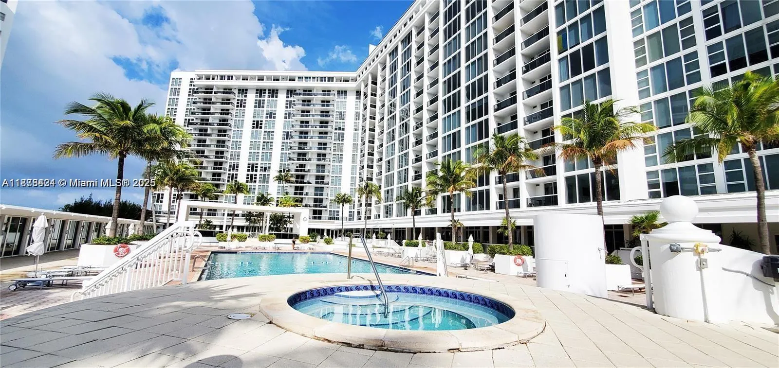 10275 Collins Ave, #323