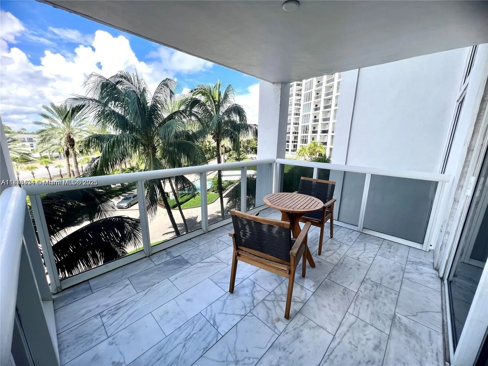 10275 Collins Ave, #323