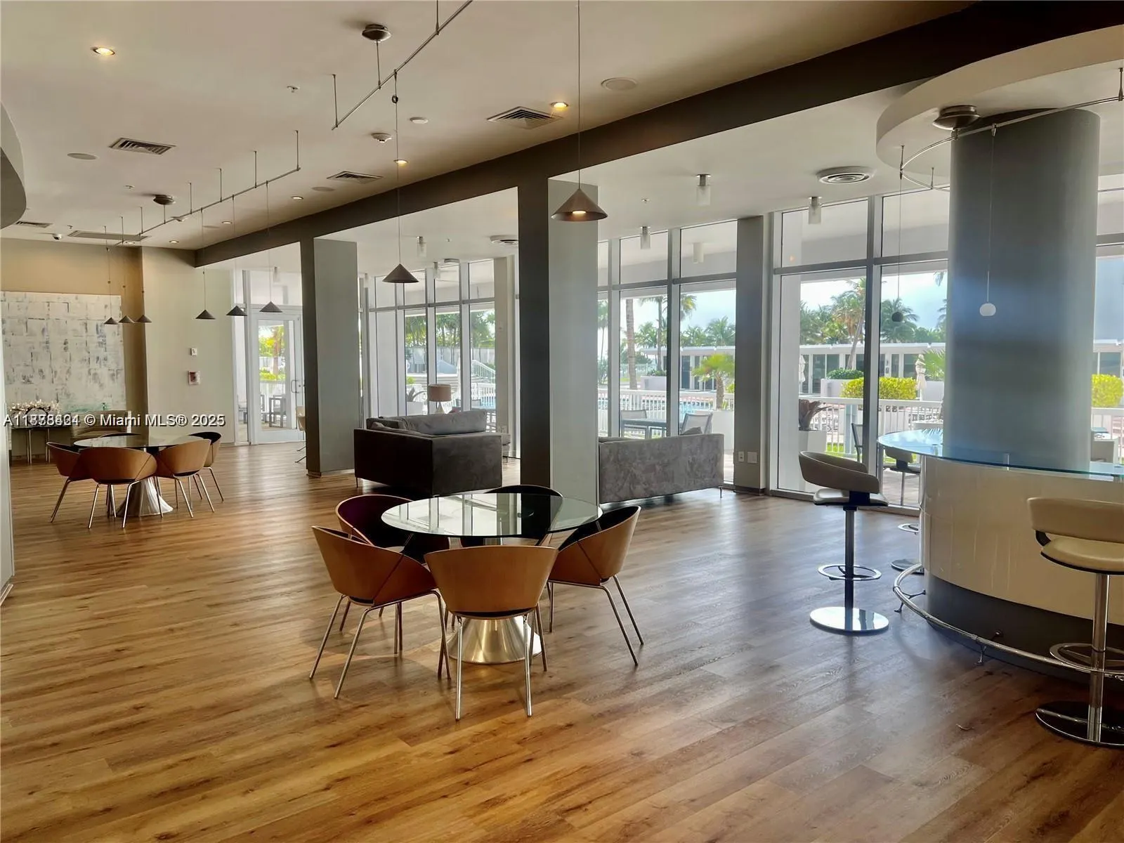 10275 Collins Ave, #323